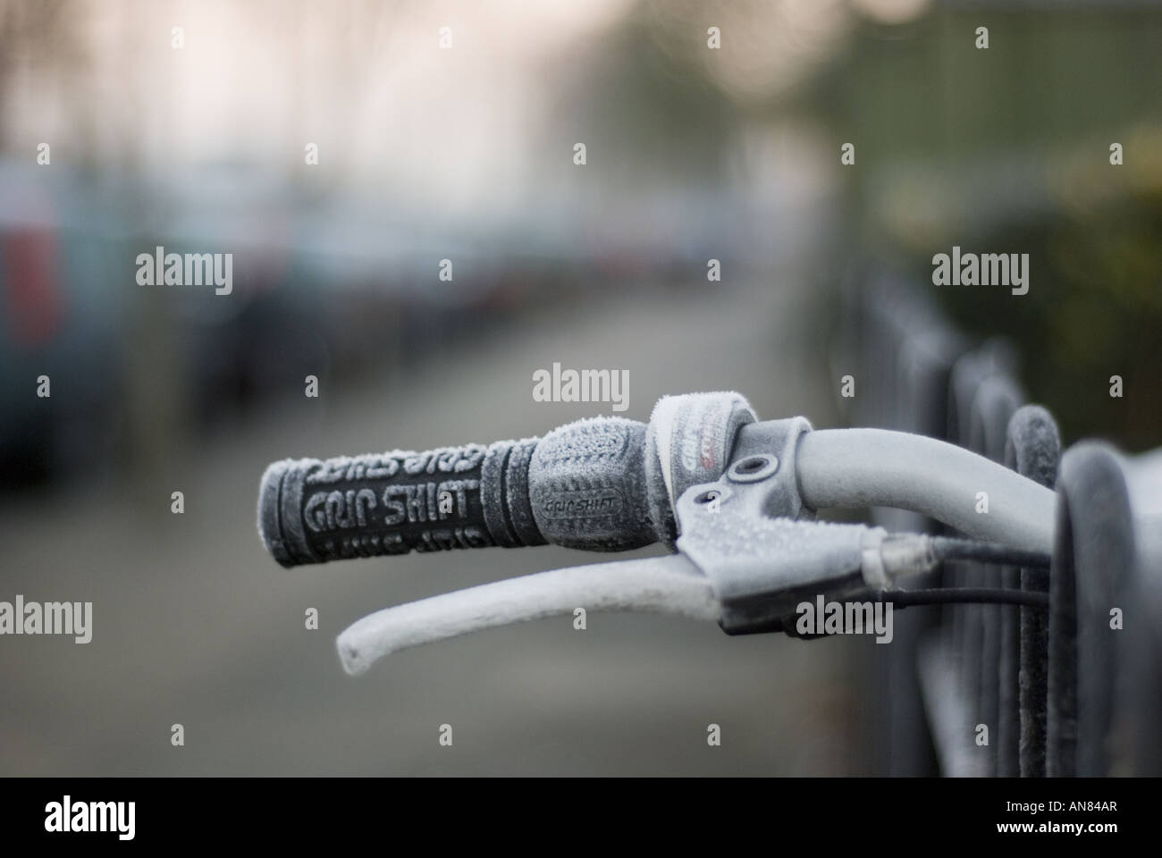 Der Lenker eines Fahrrades, bedeckt in Frost, schwebt über einem schmiedeeisernen Tor in Süd-west-London, UK. Stockfoto