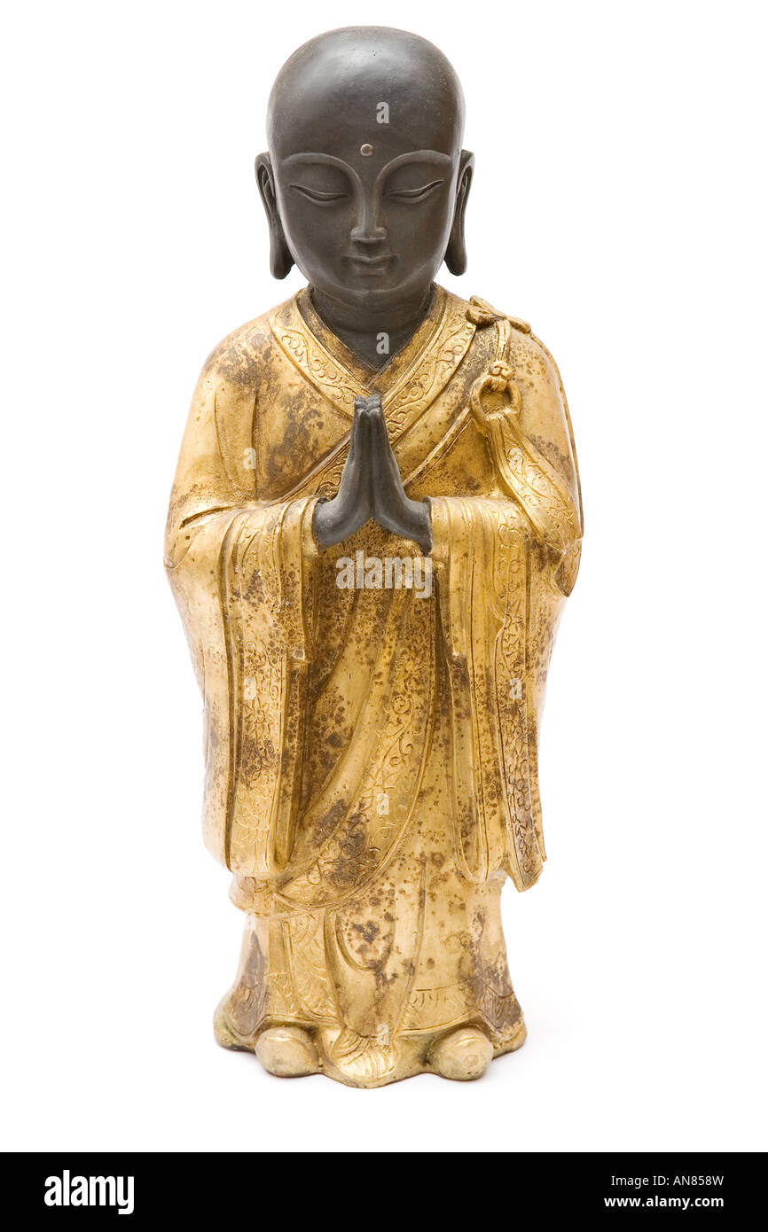 Antike Buddha-Statue, die isoliert auf einem weißen Hintergrund. Stockfoto