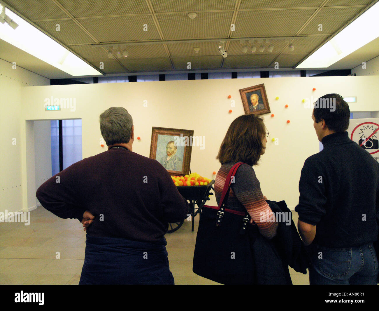Besucher zu einer Installation mit Werken von Van Gogh an das Musée d ' Orsay, Paris, Frankreich Stockfoto