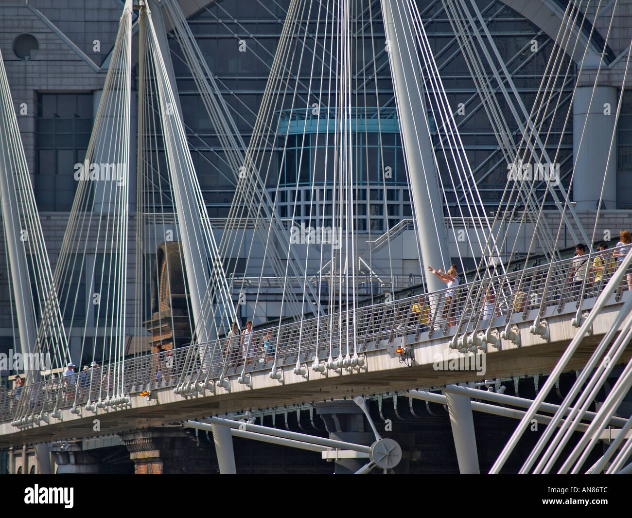 Detail der vorgelagerten Golden Jubilee Bridge umgangsprachlich der Hungerford Fußgängerbrücke London England Stockfoto