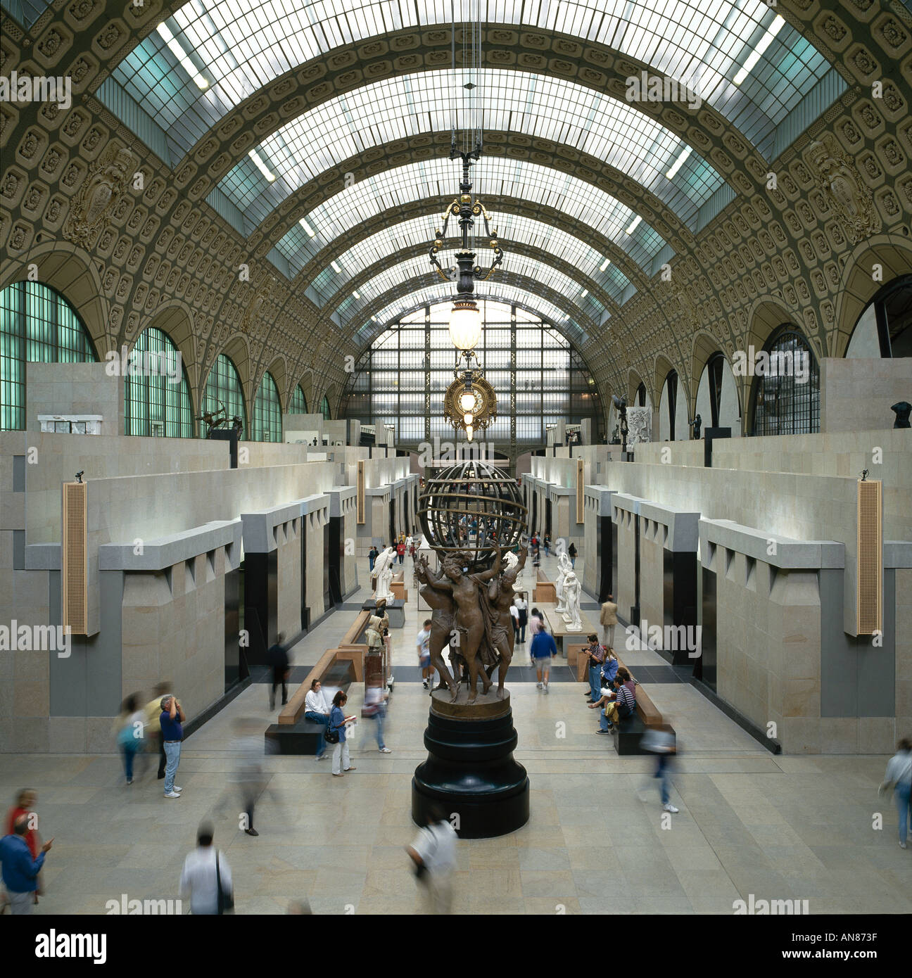 Musée D' Orsay, Paris. Innenraum. Architekt: Victor Laloux 1900, Gae Aulenti 1980er Jahre Stockfoto