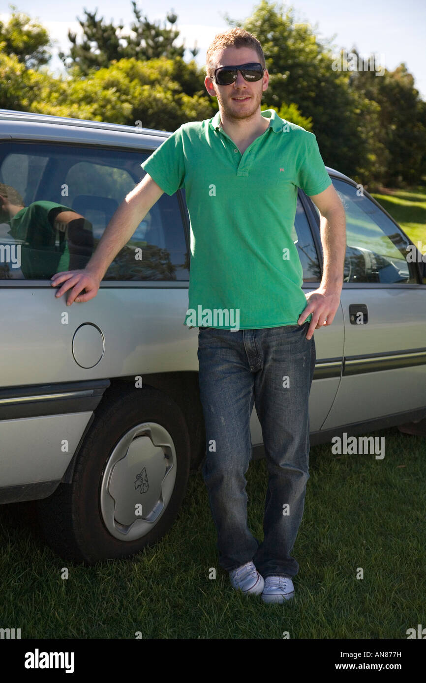 junger Mann Jugend neben seinem Auto stehen mit Stockfoto