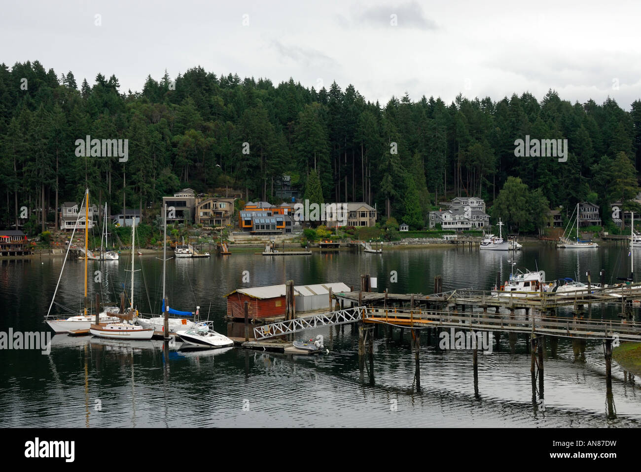 Den Hafen und die Häuser in der Küstenstadt Stadt von Gig Harbor nördlich von Tacoma auf der Olympic Peninsula in der Nähe von Seattle Washington USA Stockfoto