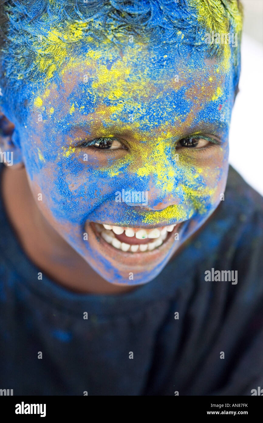 Indischer Junge mit Farbpulver Pigment bedeckt Stockfoto