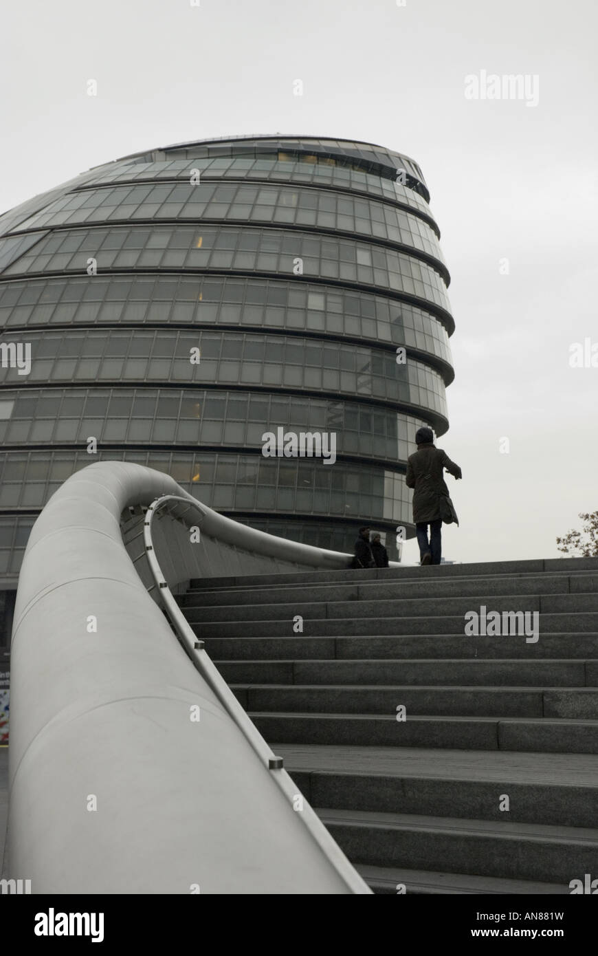 Ein Fußgänger steigt ein paar Stufen in Richtung London Town Hall, South Bank, London, UK. Stockfoto