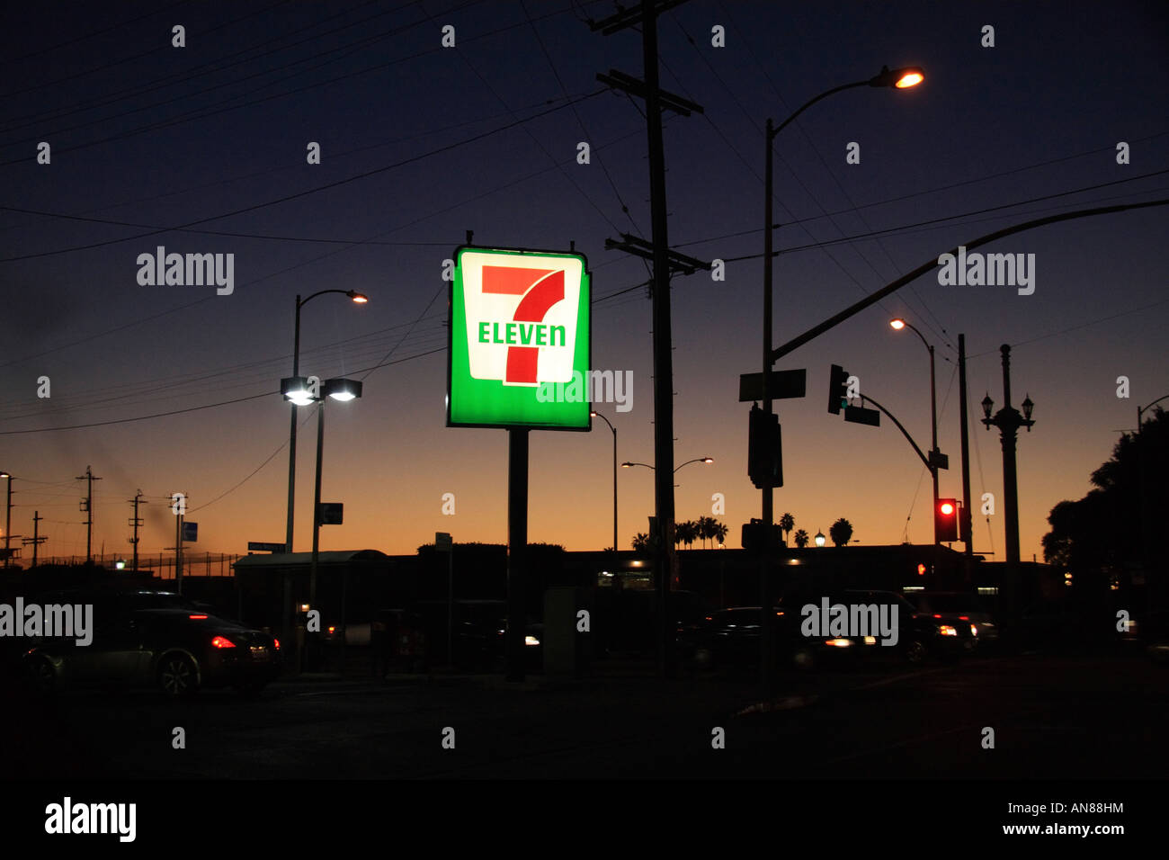 7-11 bequem Store Zeichen in der Dämmerung Stockfoto