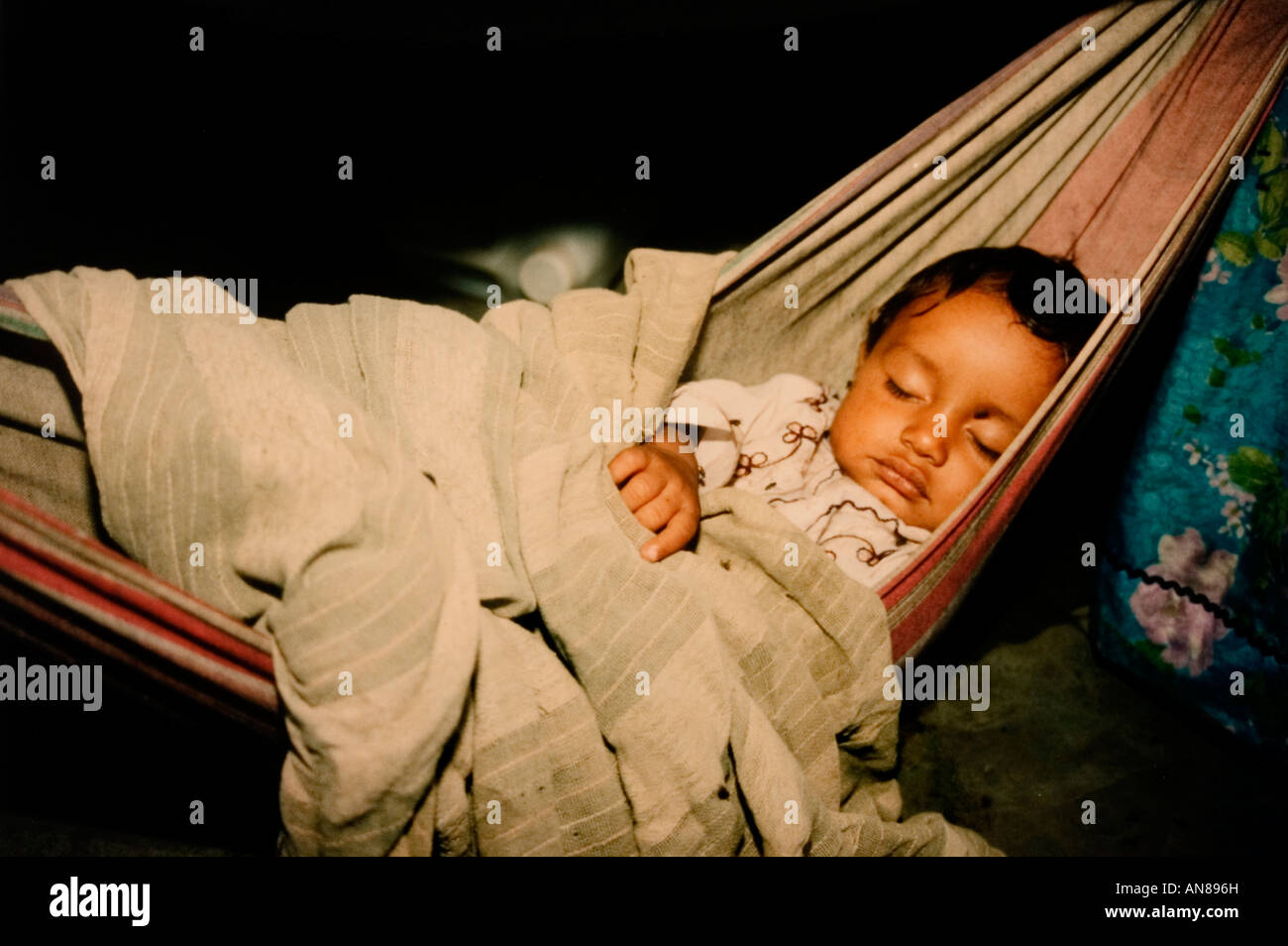 Ein indische Baby Kind aus Rajestan Indien ist in einer Hängematte schlafen  Stockfotografie - Alamy