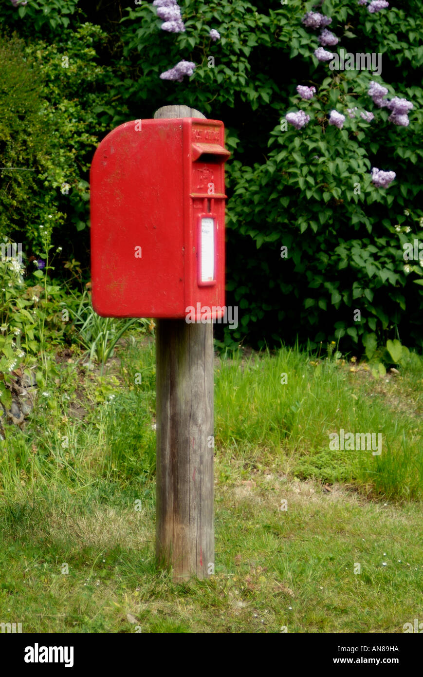 aufrechte Blick auf rote Dorf Stand-alone-Briefkasten Stockfoto