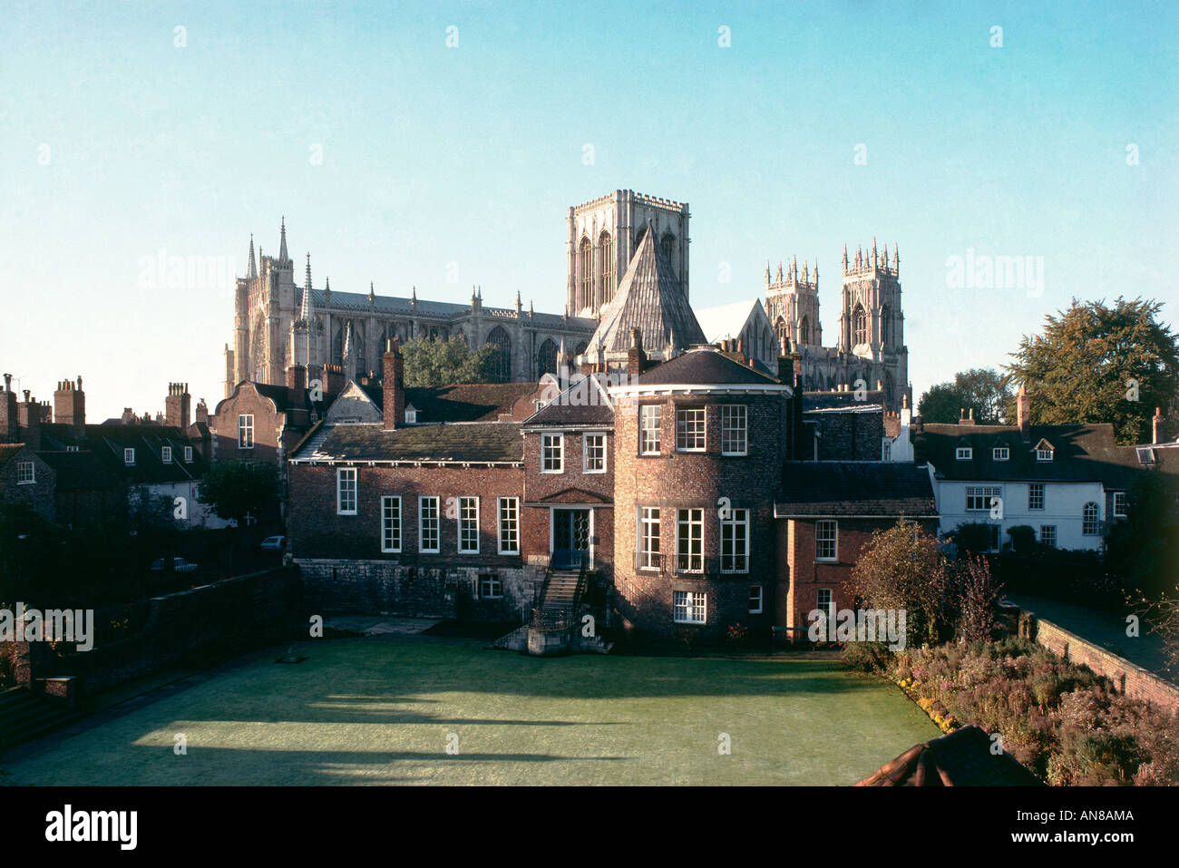 York Minster gesehen jenseits Stadtgebäude Stockfoto