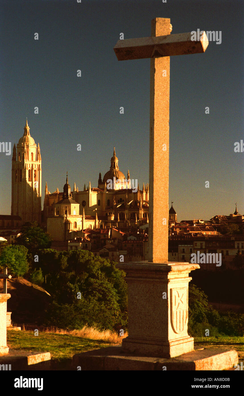 Kreuz und Kathedrale von Segovia Spanien Stockfoto