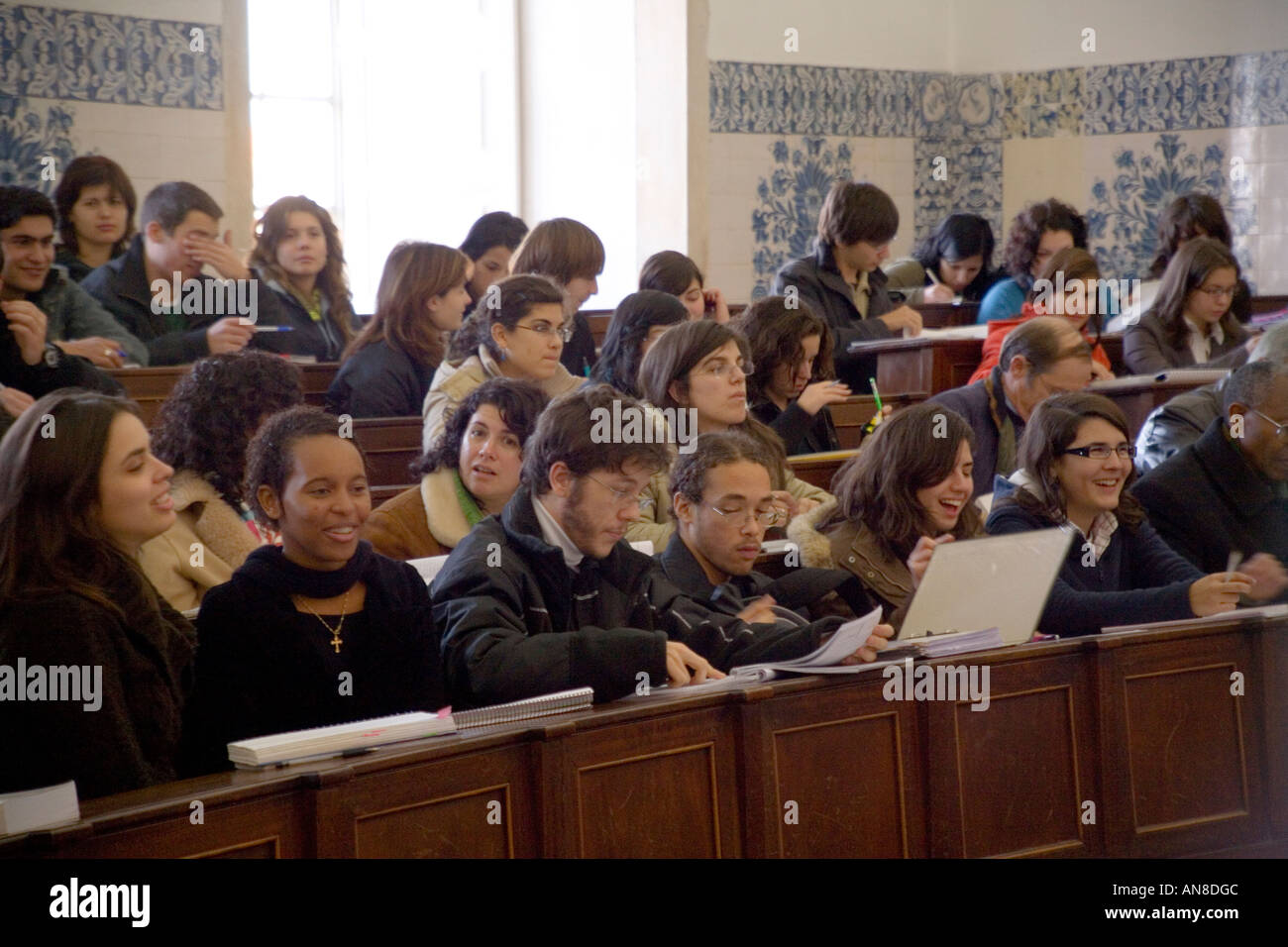 COIMBRA-PORTUGAL-Studenten an der Universität Coimbra warten Professor ankommen, um Klasse beginnen Stockfoto