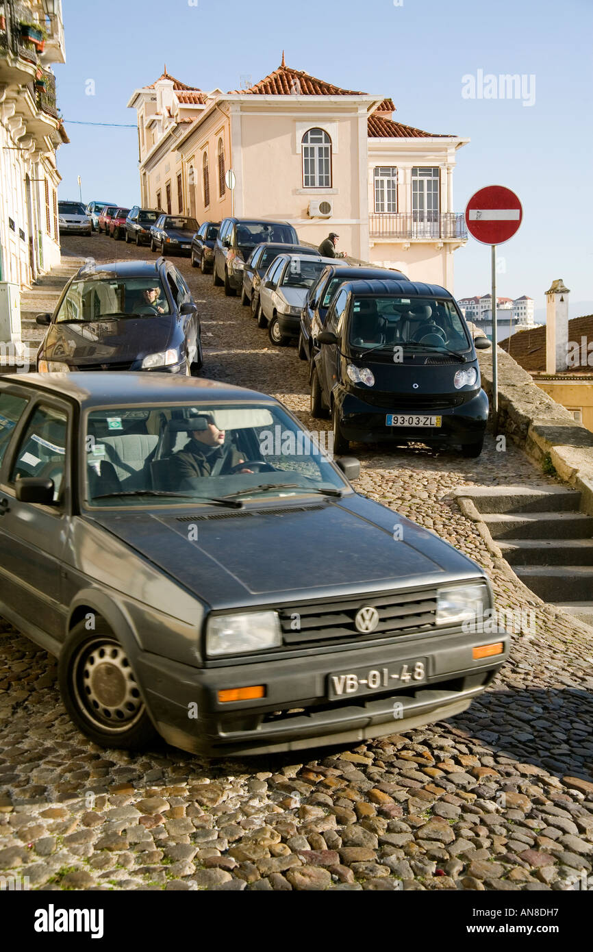 COIMBRA PORTUGAL Verkehr auf schmalen kopfsteingepflasterten Straße Stockfoto