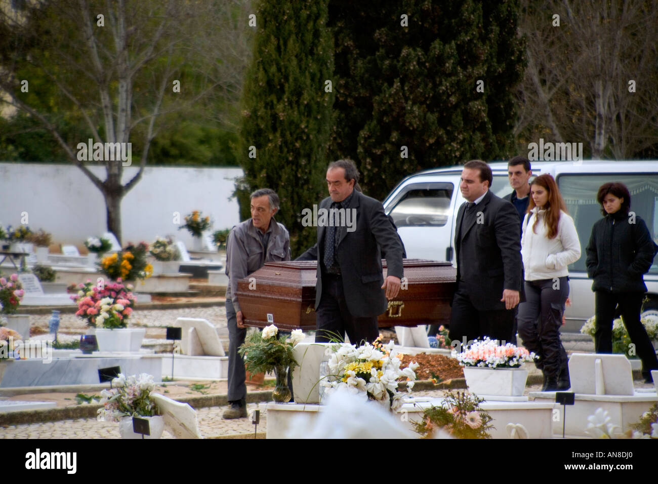 ESTORIL PORTUGAL Sargträger mit Sarg sind gefolgt von Familienmitgliedern ankommen für die Beerdigung im Friedhof Stockfoto