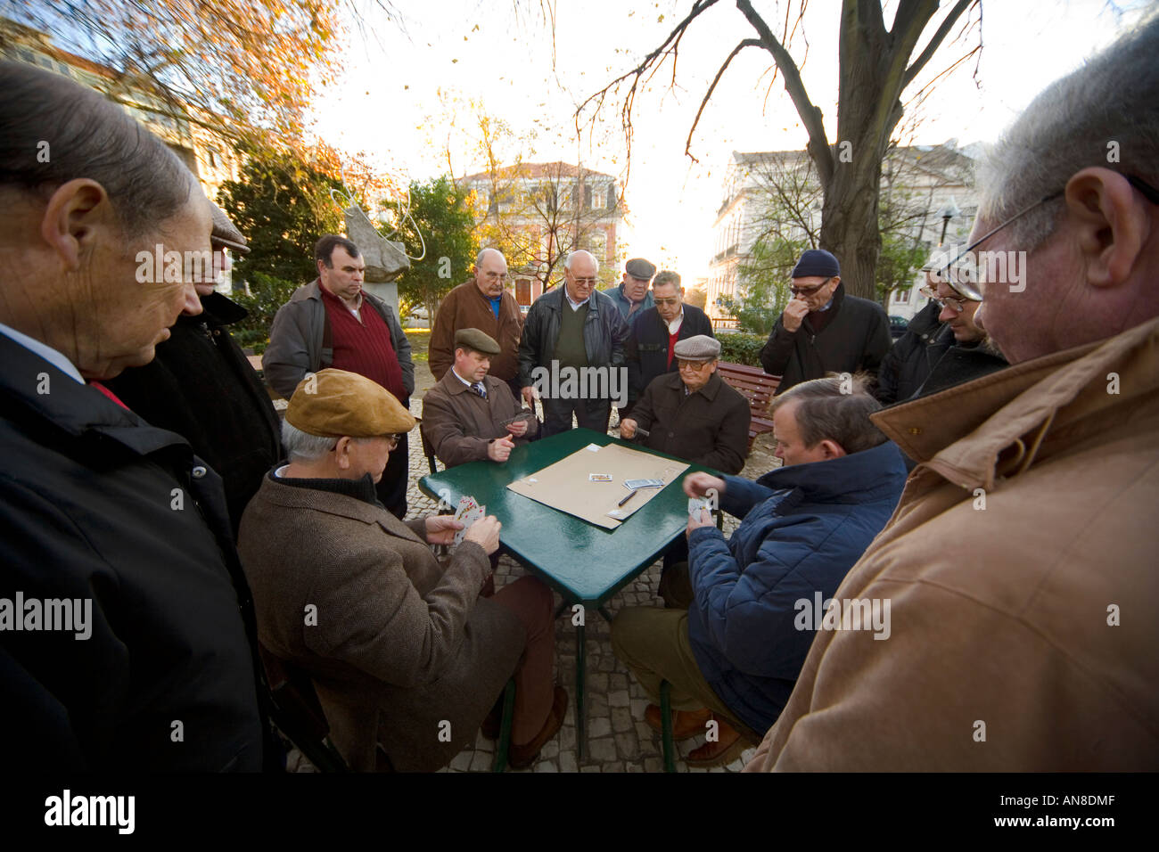Lissabon PORTUGAL Männer spielen Karten in Parque Mayer als andere Uhren Stockfoto