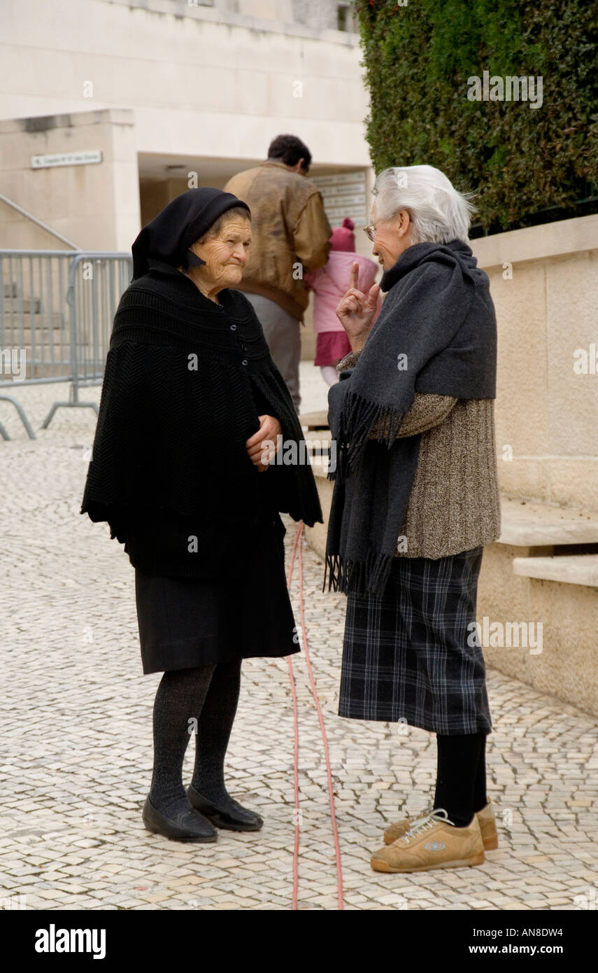 FATIMA PORTUGAL Witwe tragen traditionelle schwarze Chats mit einer anderen Frau auf dieser Welt berühmte katholische Heilige Pilgerstätte. Stockfoto