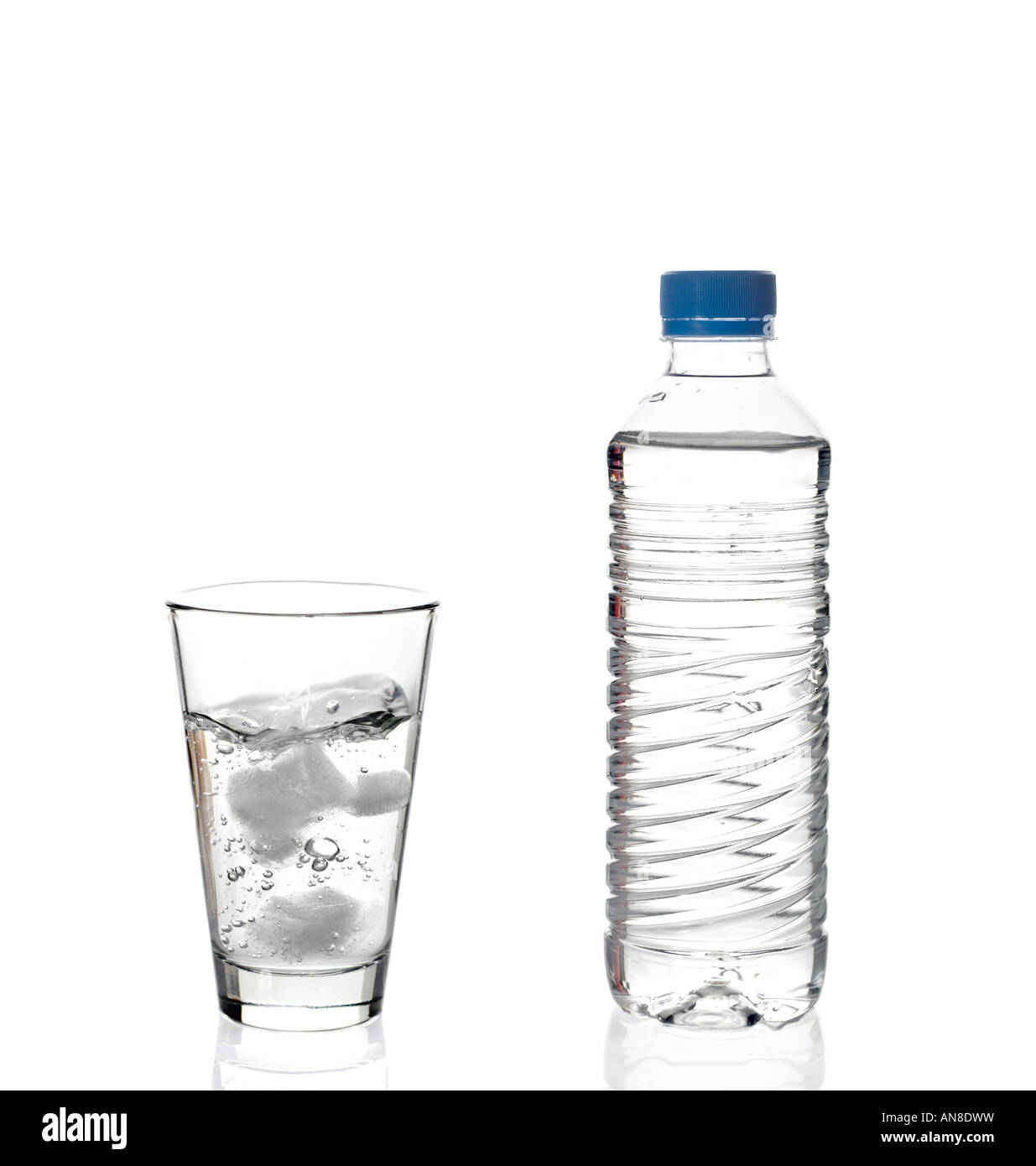Flasche Wasser und ein Glas Wasser Stockfoto