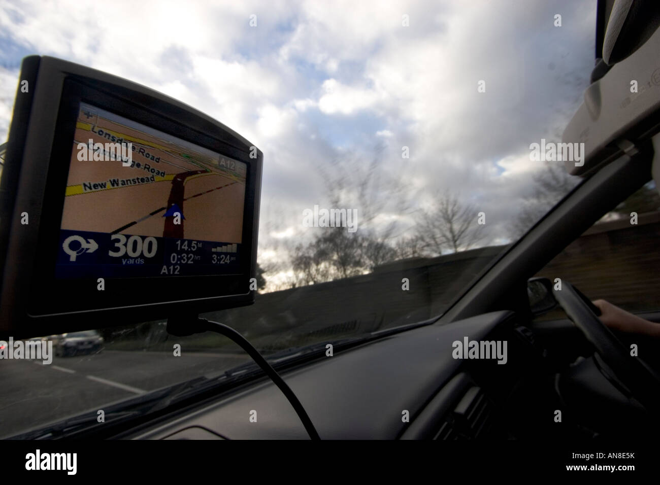 TomTom Car Satellitennavigationssystem TomTom NV ist ein niederländischer Hersteller von Navigationssystemen für die Automobilindustrie, das Auto wird in London, Großbritannien, gefahren Stockfoto