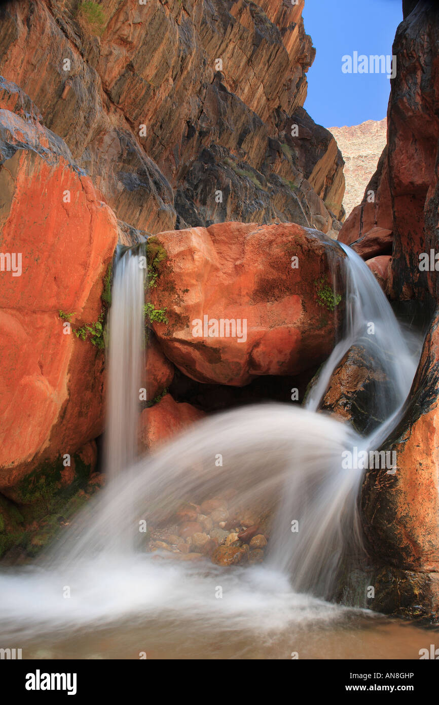 Kleiner Wasserfall am Clear Creek ein Nebenstrom auf dem Colorado River im Inneren des Grand Canyon Stockfoto Kleiner Wasserfall am Clear Creek ein Nebenstrom auf dem Colorado River im Inneren des Grand Canyon Stockfoto
