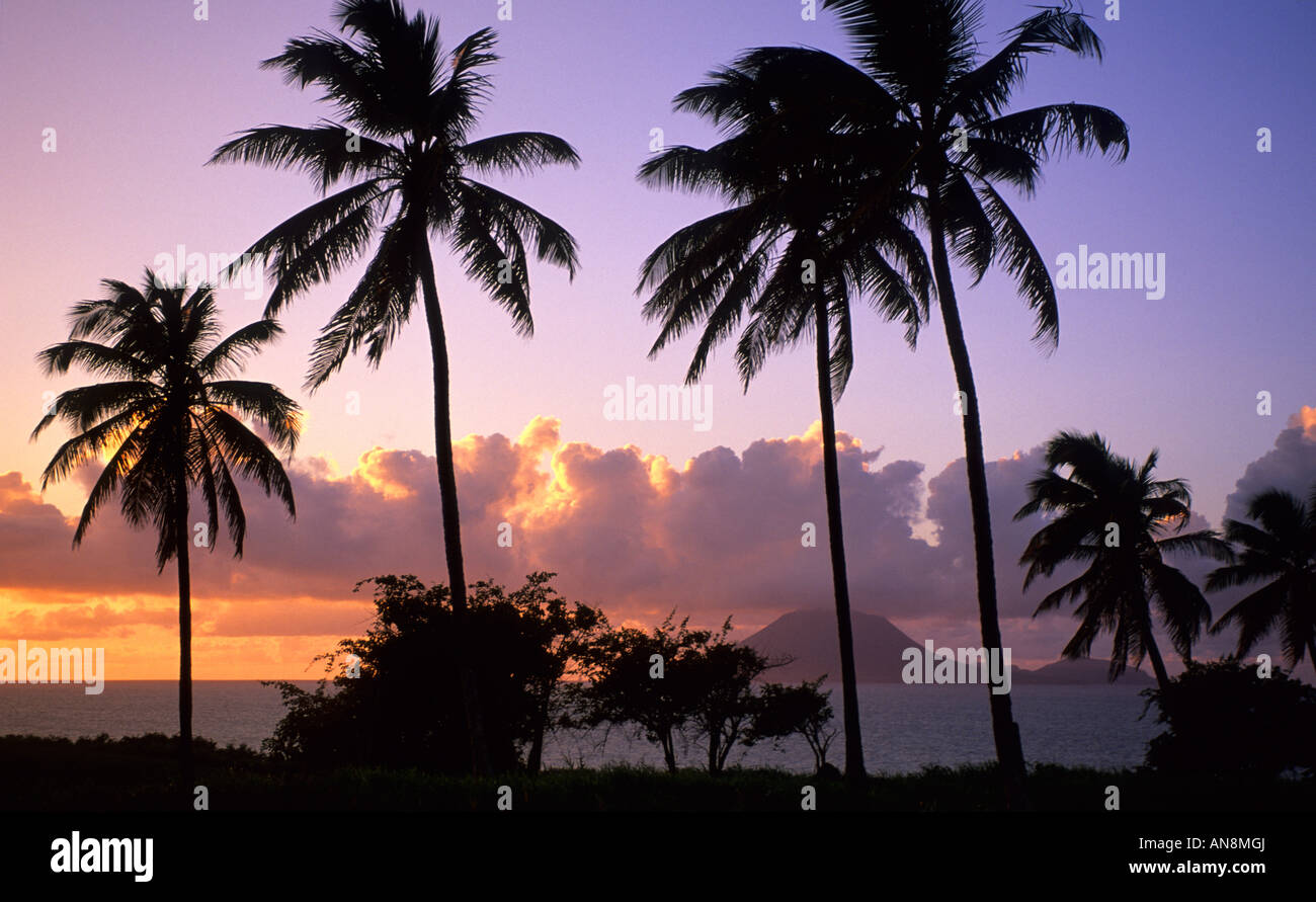 Sonnenuntergang an der Küste der Föderation St. Kitts und Nevis Stockfoto