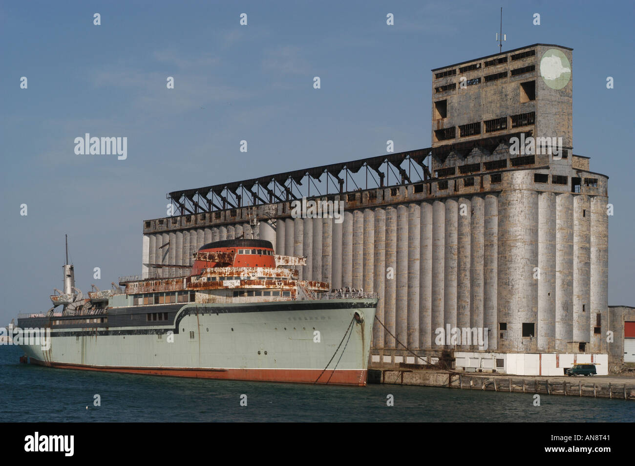 Getreidesilos und Schiff Buffalo New York Stockfoto