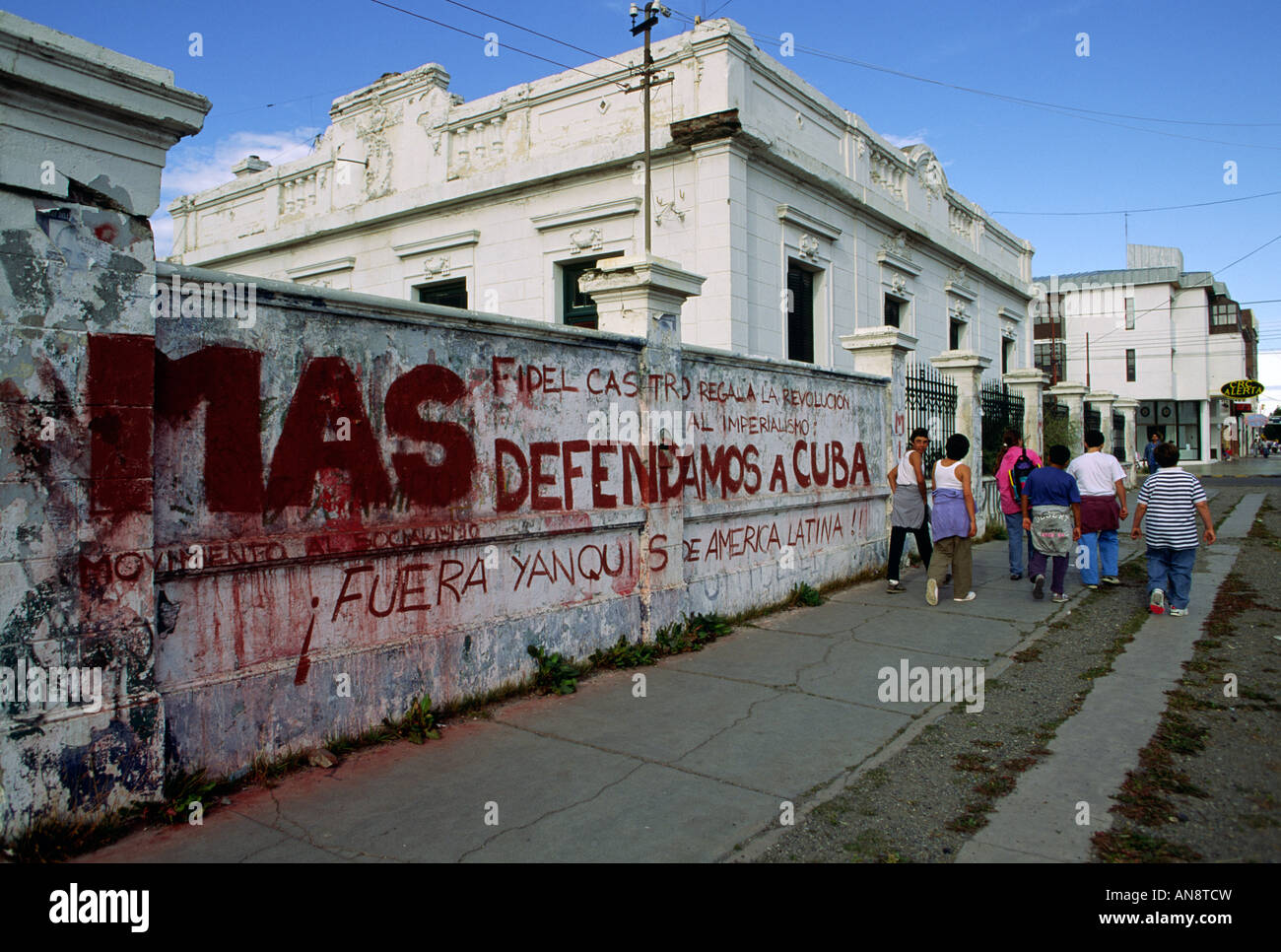 Pro Kuba anti-American Graffiti an der Wand in Rio Gallegos, Argentinien Stockfoto