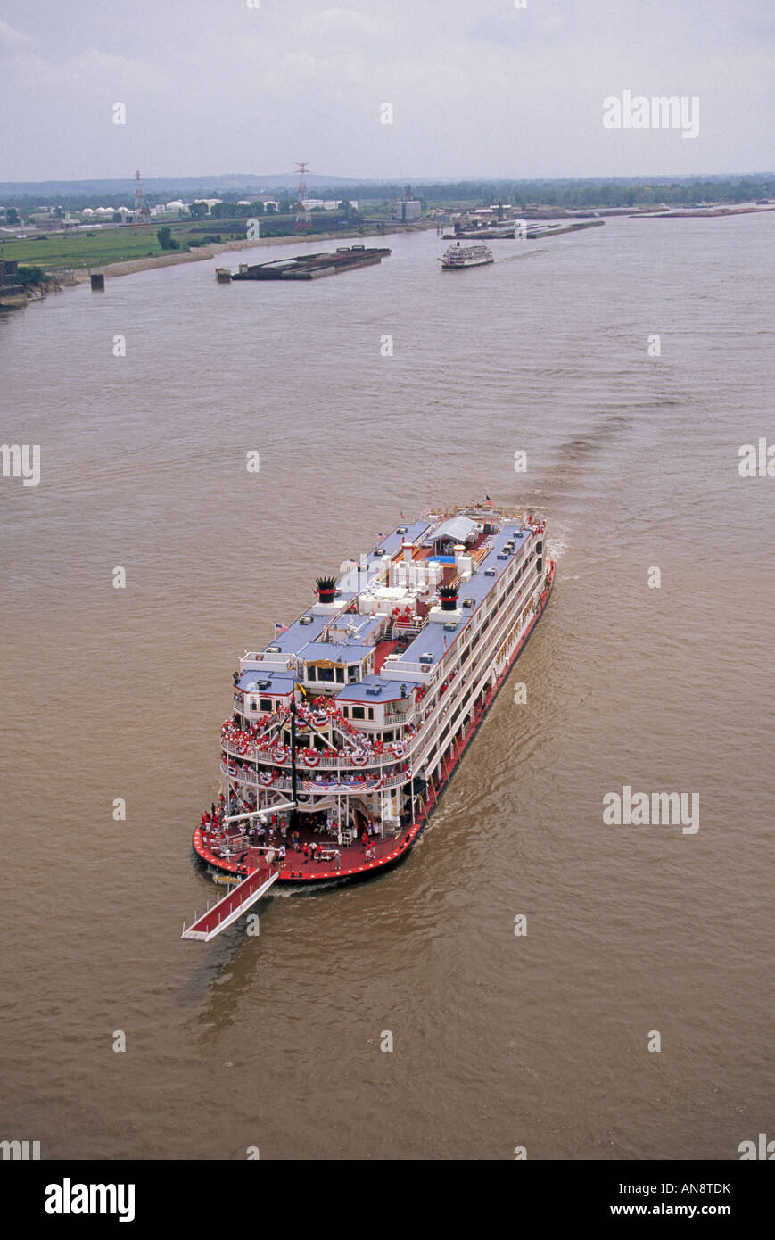 Ein Schaufelrad-Dampfer namens Mississippi Queen auf dem Mississippi River in der Nähe der Stadt St. Louis Stockfoto