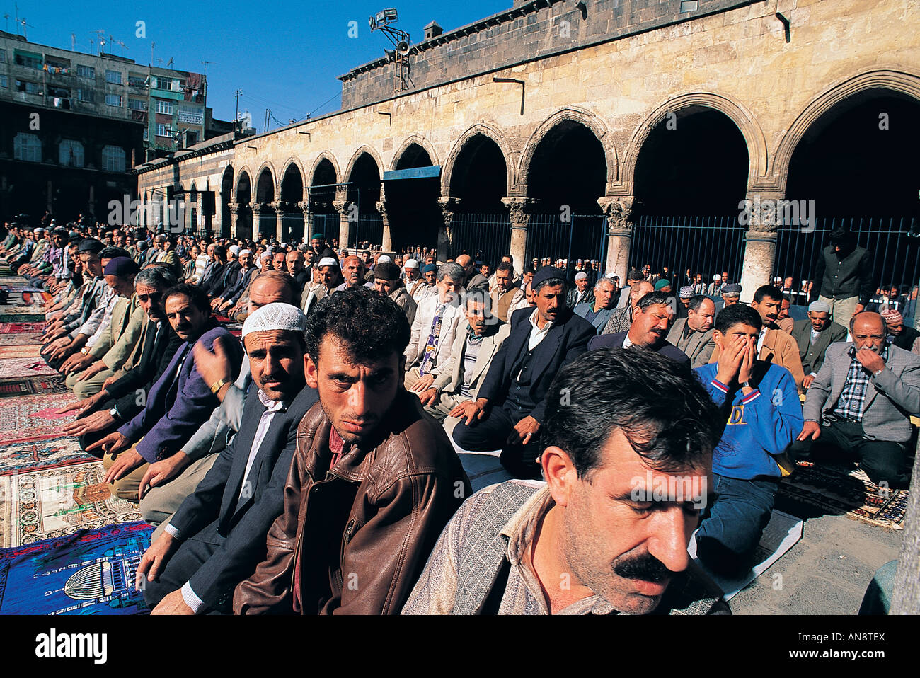 Männer in Freitag beten, Diyarbakir, Türkei. Stockfoto