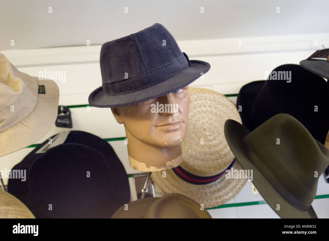 Hüte für den Verkauf in einem Geschäft Stockfoto