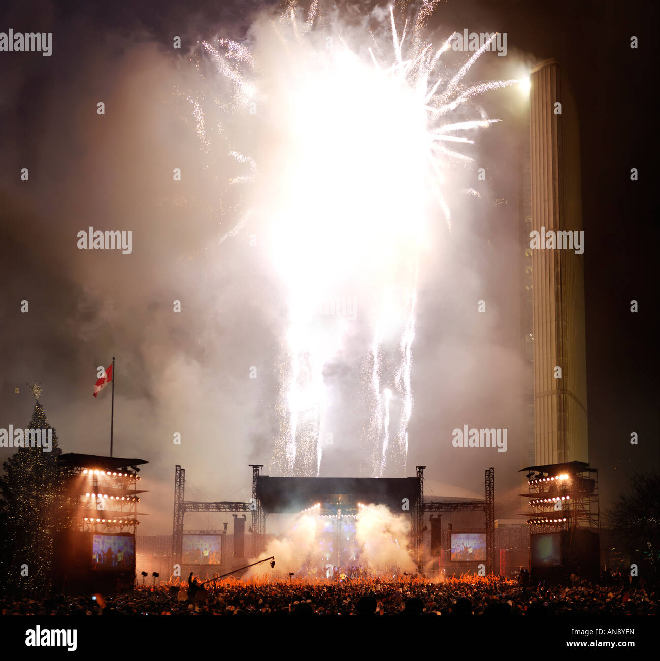 Neujahr 2008 Feuerwerk in Nathan Phillips Square in Toronto Ontario Kanada Stockfoto