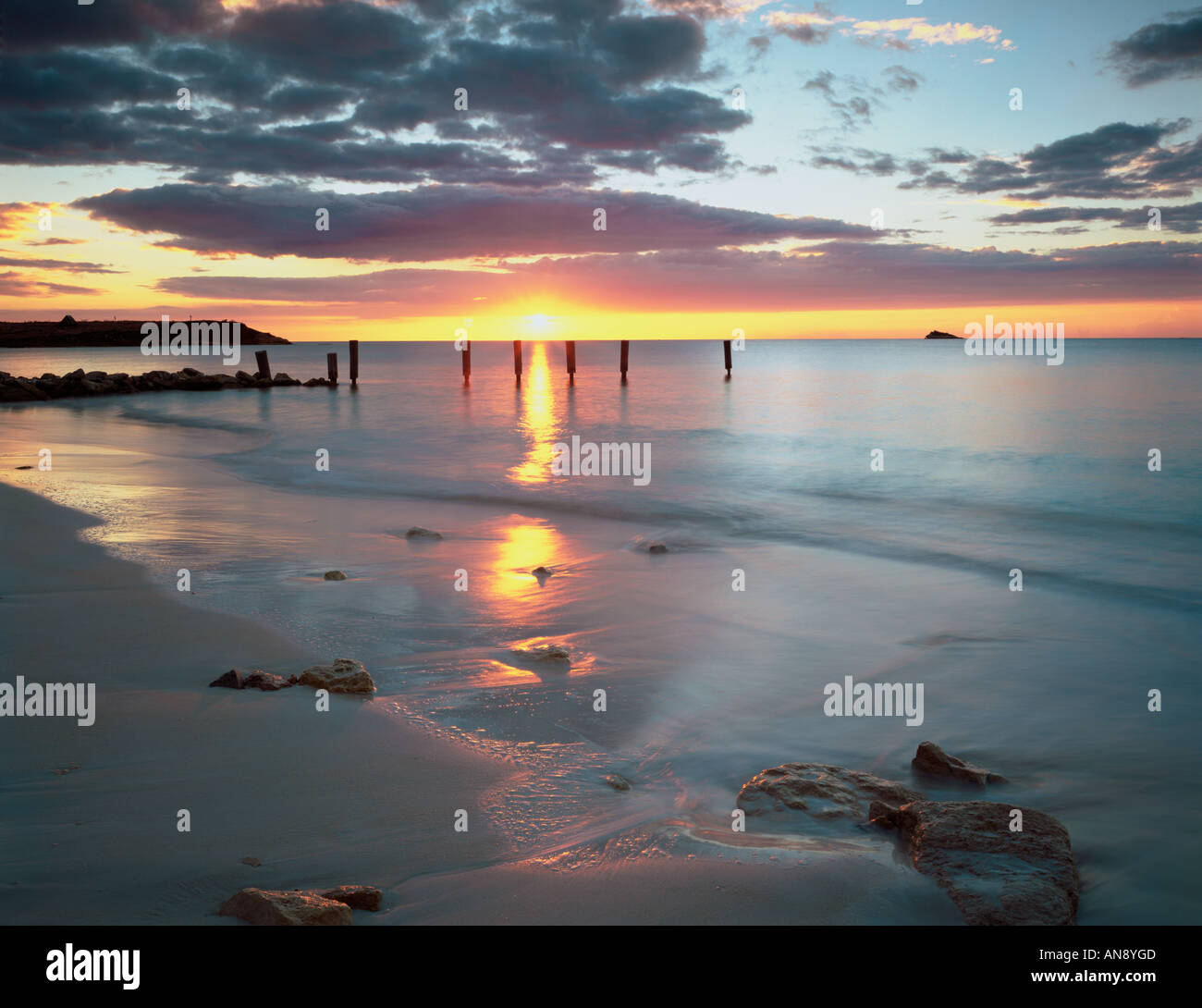 Sonnenuntergang spiegelt sich auf Dickinson Bay in Antigua, West Indies Stockfoto
