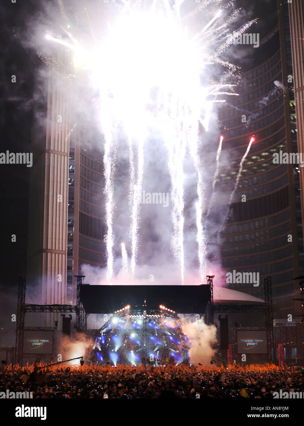 Neujahr 2008 Feuerwerk in Nathan Phillips Square in Toronto Ontario Kanada Stockfoto