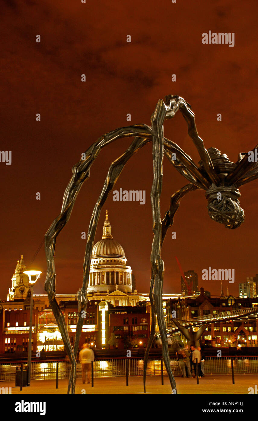 Maman Spider von Louise Bourgeois außerhalb Tate Modern Gallery mit St Pauls Cathedral im Hintergrund in der Nacht Stockfoto
