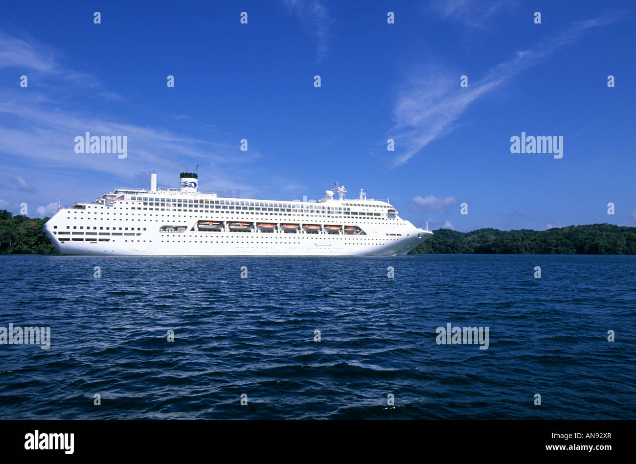 Kreuzfahrtschiff auf dem Gatun Lake in der Kanalzone, Gamboa, Panama Stockfoto