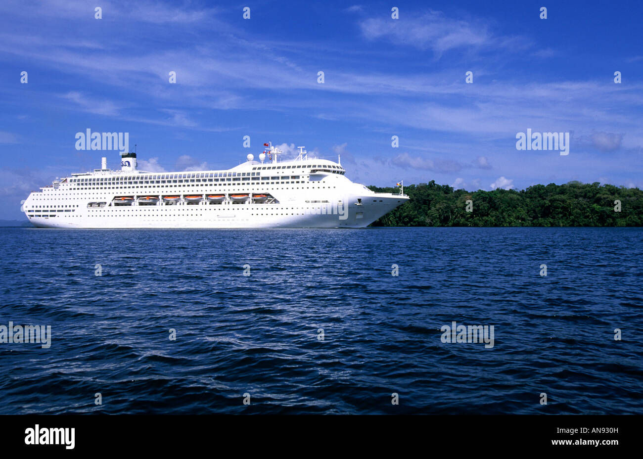 Kreuzfahrtschiff auf dem Gatun Lake in der Kanalzone, Gamboa, Panama Stockfoto