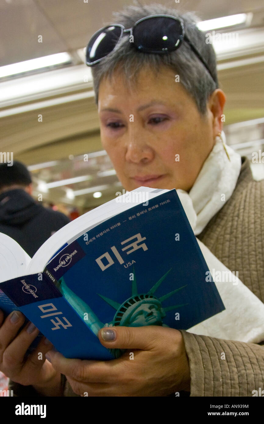 Koreanische Frau liest ein USA-Ratgeber in einer Buchhandlung Seoul Südkorea Stockfoto