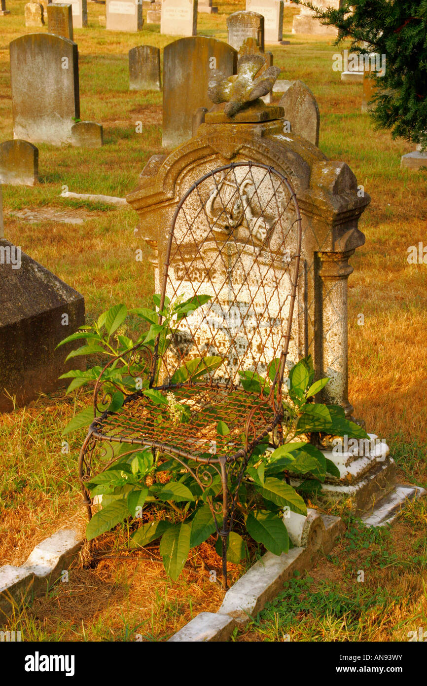 Lehrstuhl für Ghost zu sitzen an einem Grab auf historischen Christus Kirche Friedhof, Chaptico, Maryland, USA Stockfoto