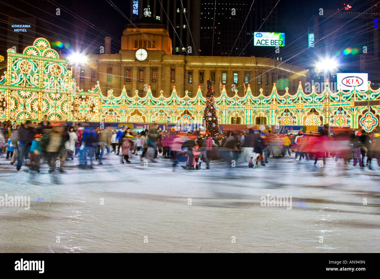 Koreanische Leute Eislaufen auf einer Eisbahn vor Rathaus Seoul Südkorea Stockfoto