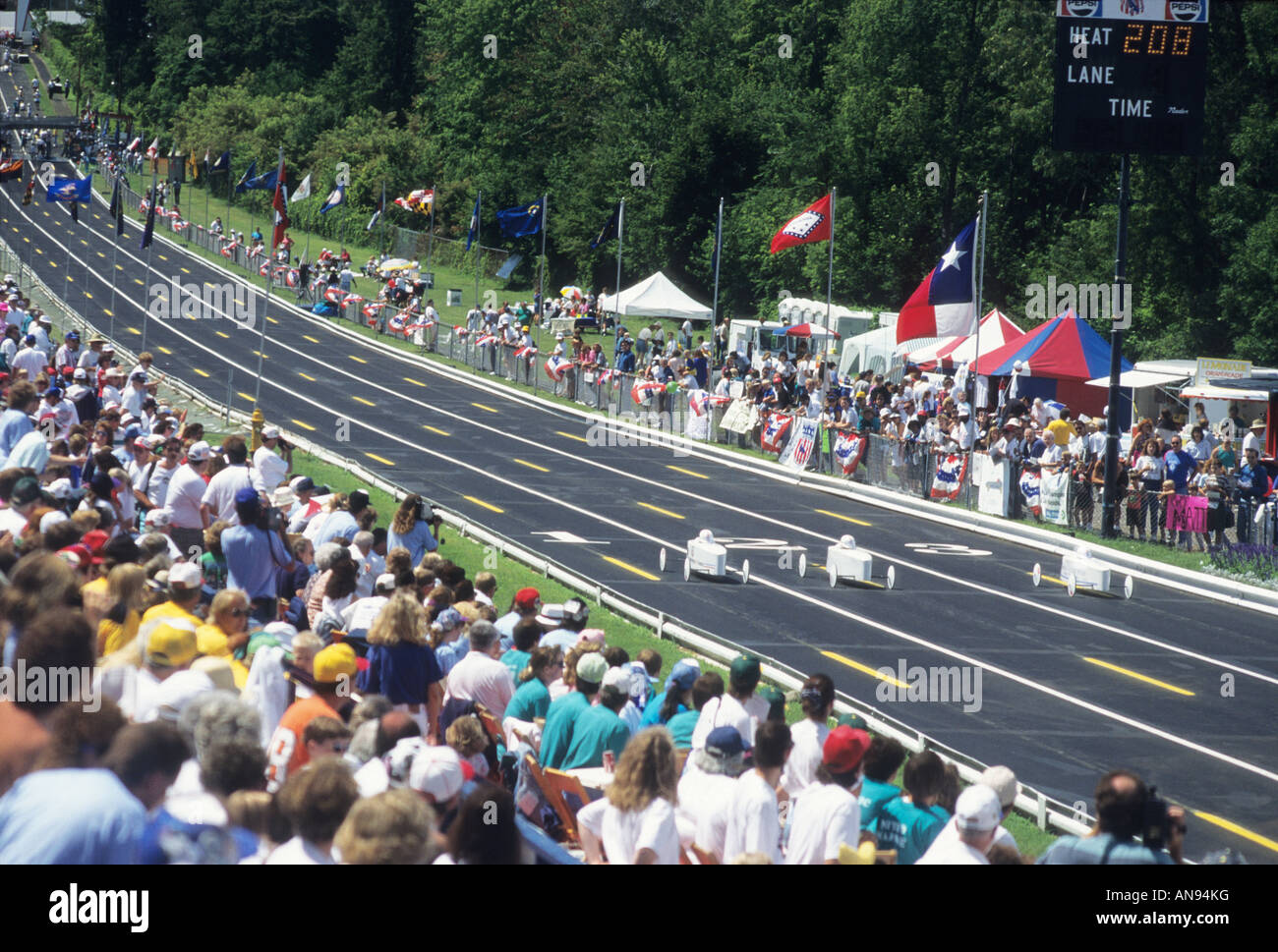 Seifenkistenrennen, Akron Ohio USA, Boy Scouts of America, Kartrennen auf drei Lane Track, Menge Eltern Teens Teenager gehen Stockfoto