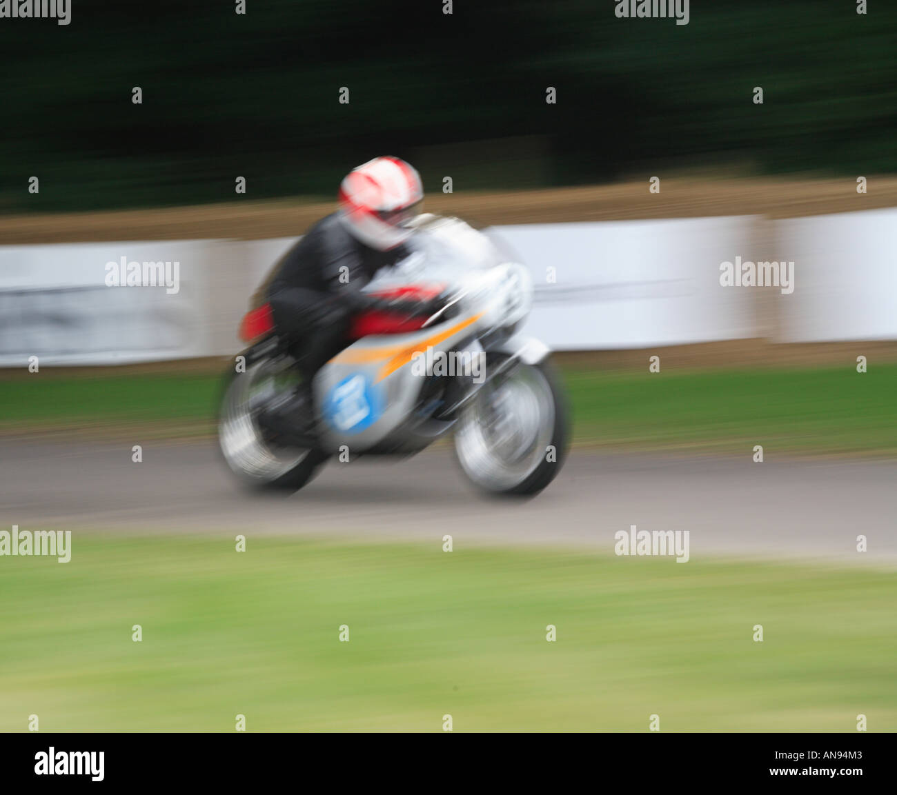 Goodwood FOS 2006 Rennsport Auto klassische Legende historischen Auto Rennen Festival Geschwindigkeit Aktion schnell verwischen Motorrad Fahrrad Leder lea Stockfoto