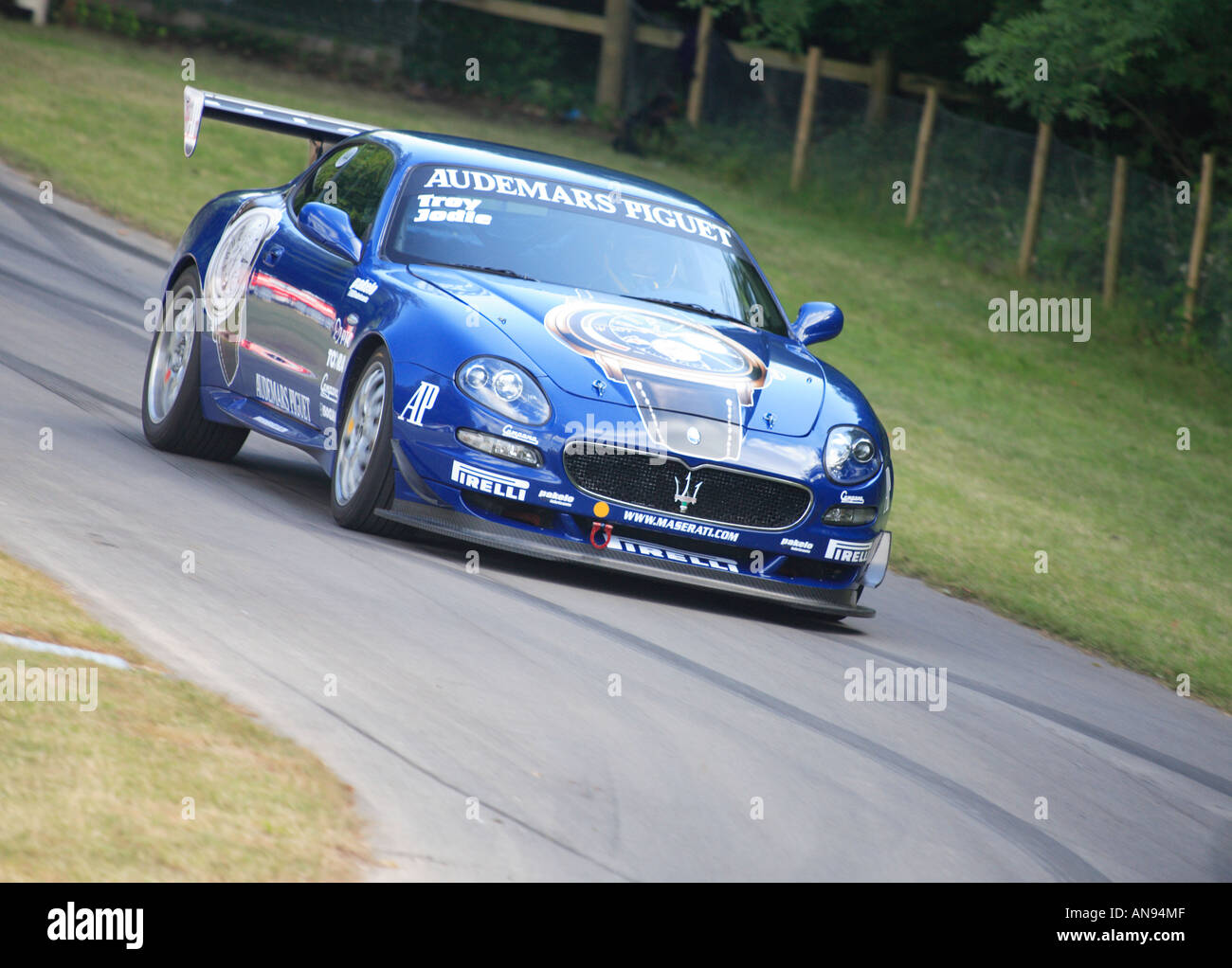 Goodwood FOS 2006 Rennsport Auto klassische Legende historischen Auto Rennen Festival Geschwindigkeit Maserati Trofeo Jodie Kidd Troy Bayliss blau Stockfoto