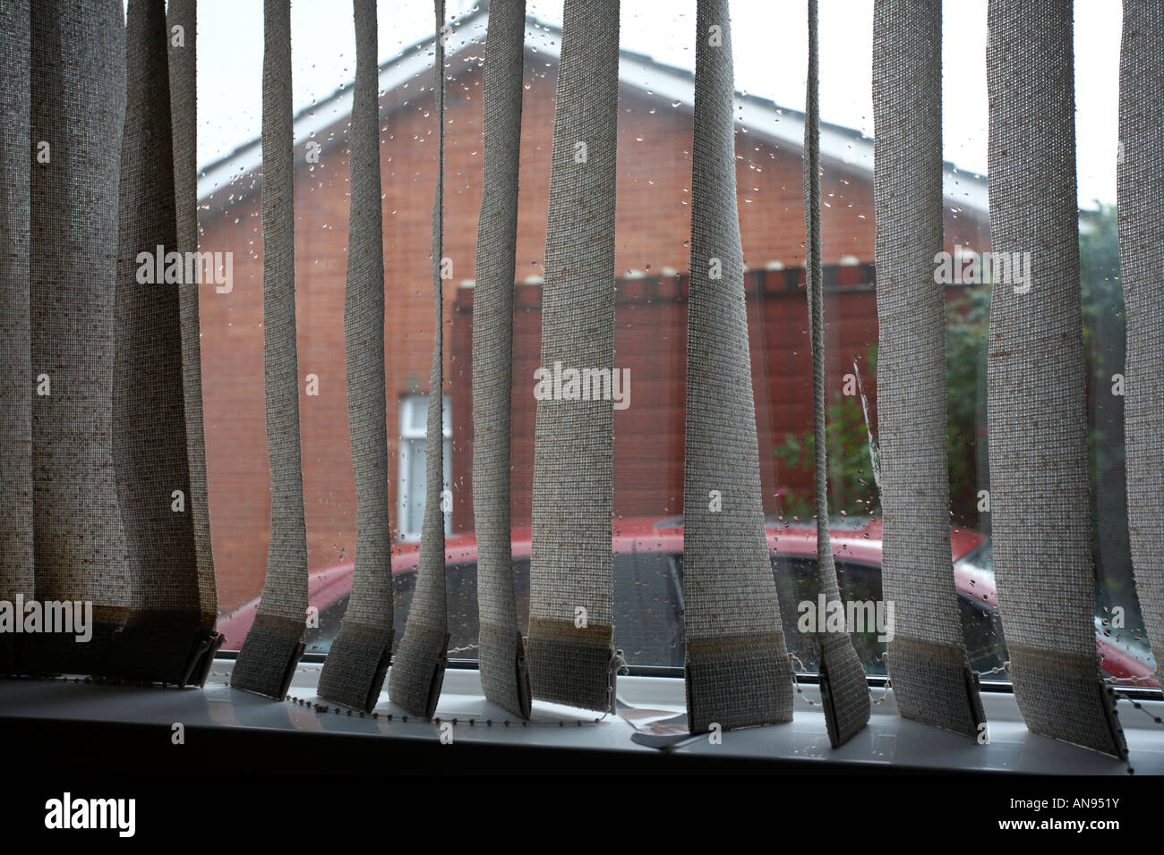 Vertikal-Jalousien eines Hauses Durchsicht verregneten Fenster und Auto  Stockfotografie - Alamy