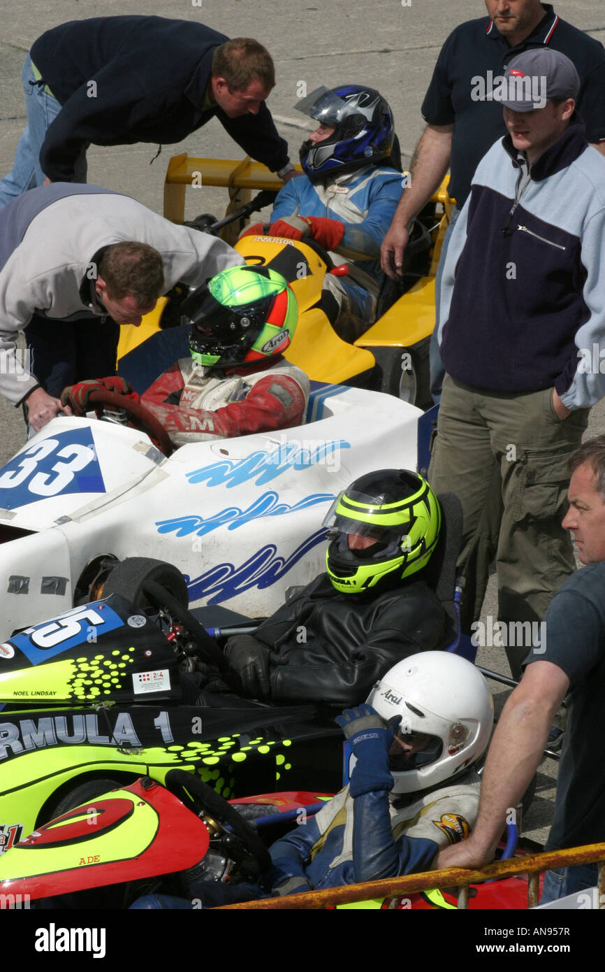 Zeile der Schalthebel Superkart Treiber Queu für das Raster Bishopscourt Kart 5. Juni 2004 Stockfoto