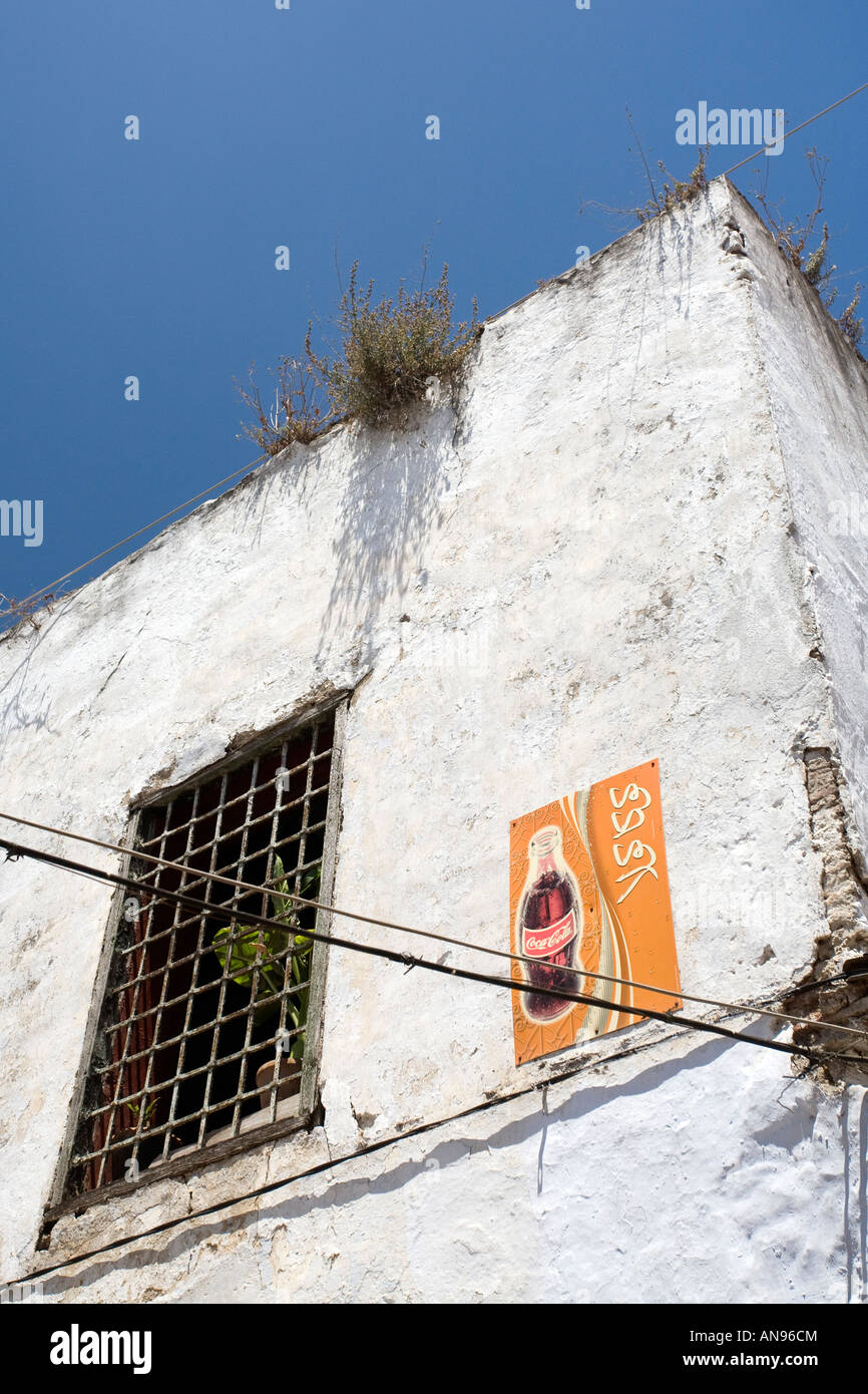 Weiß getünchte Wand mit einer arabischen Werbung für Coca-cola Stockfoto