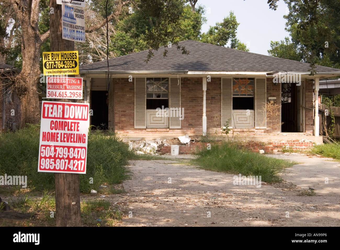 Abriss-Schildern in Lakeview Nachbarschaft von New Orleans, ein Jahr nach dem Hurrikan "Katrina". Stockfoto