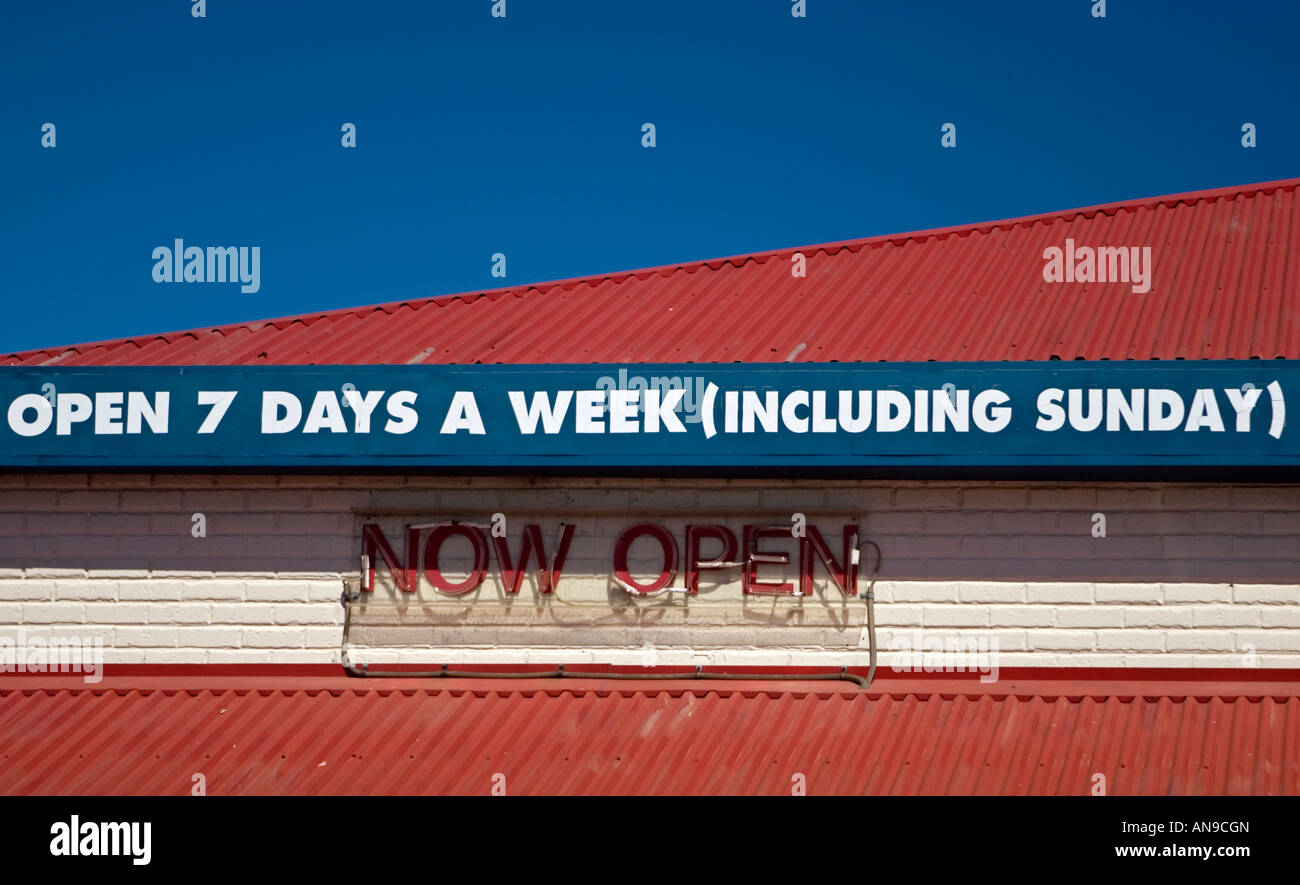 Öffnungszeiten in einem lokalen Markt Perth, Western Australia, Australia Stockfoto