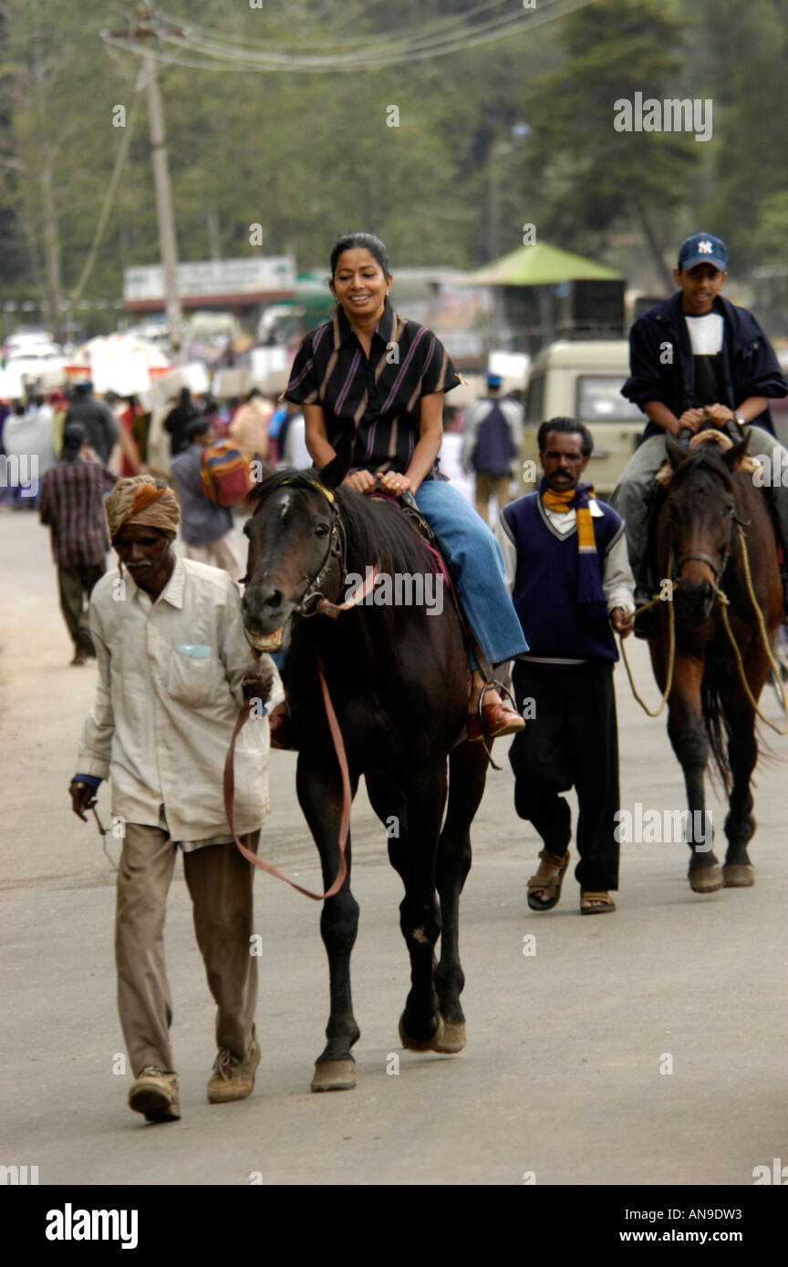 TOURISTEN GENIEßEN PFERD REITEN IN KODAIKANAL TAMILNADU Stockfoto