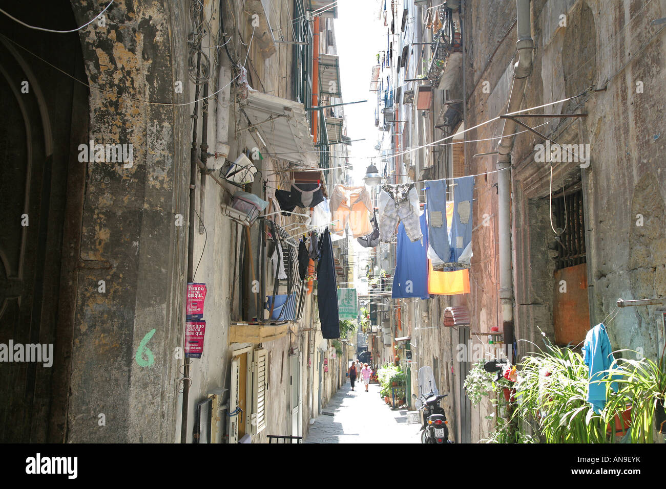 Eine Straße mit Abwaschen der Spacconapoli in Neapel Italien Stockfoto