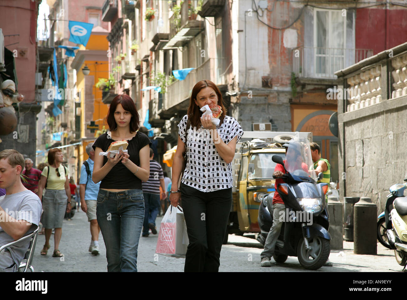 Mädchen essen Pizza in Neapel Italien Stockfoto
