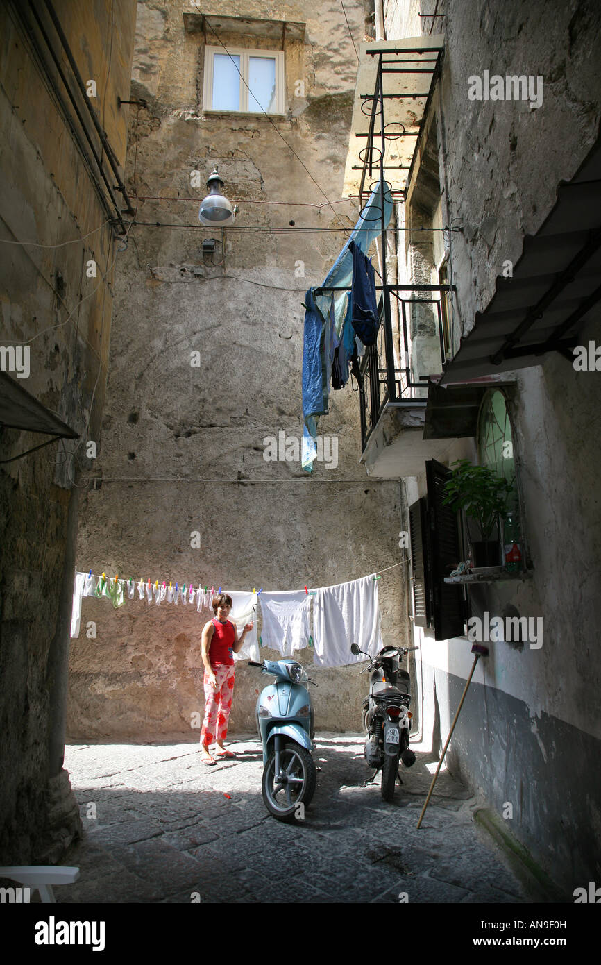 Einer Frau hängen ihre Wäsche in den Gassen der Altstadt in Neapel Italien Stockfoto