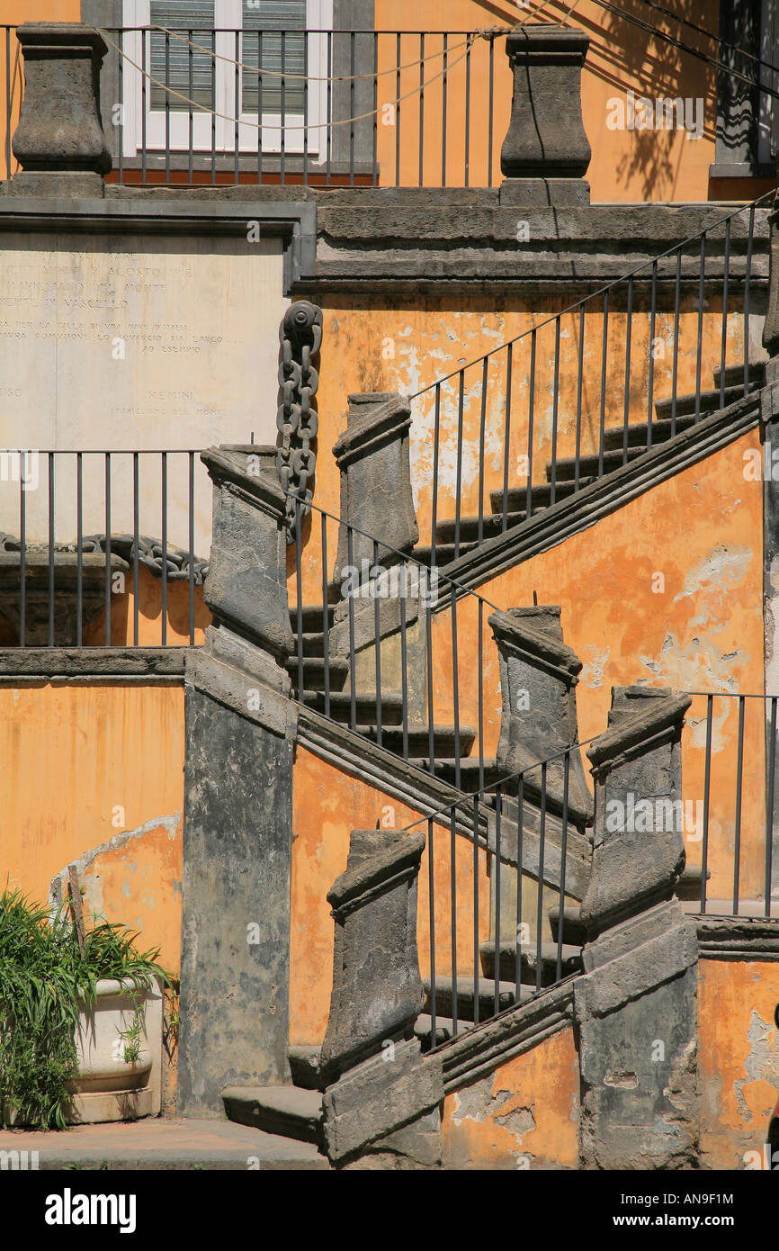 Treppenhaus im Innenhof zu einem alten Haus in der Altstadt von Neapel Stockfoto